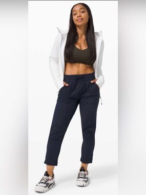 Lululemon Beyond the Studio Crop‎ High-Rise Jogger Pants True Navy Size 6